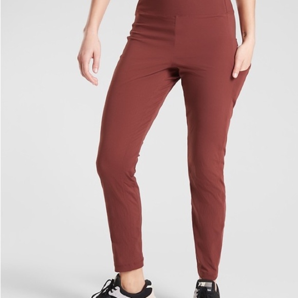 Athleta Trekkie hybrid cropped tight. Rust color 8.